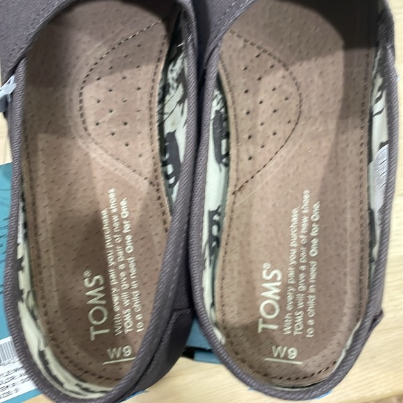 TOMS ASH CANVAS SHOES sz 9 - Picture 4 of 4